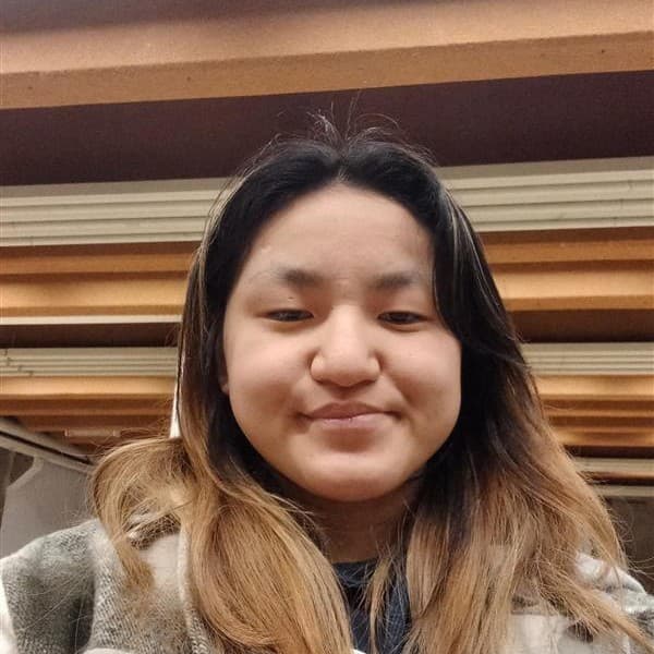 Personne regardant vers l'appareil photo.