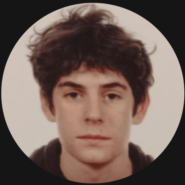 Personne neutre cheveux bruns en bataille.