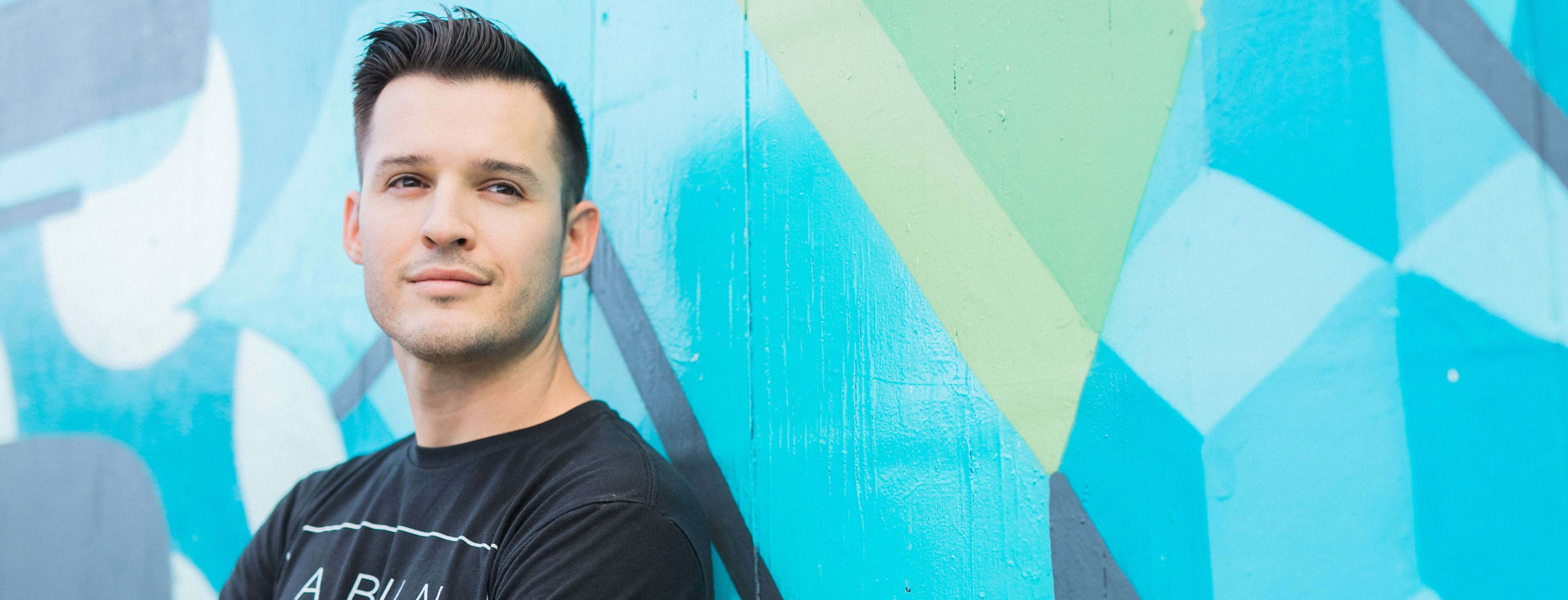 Homme à l'air confiant regarde devant le fond est bleu