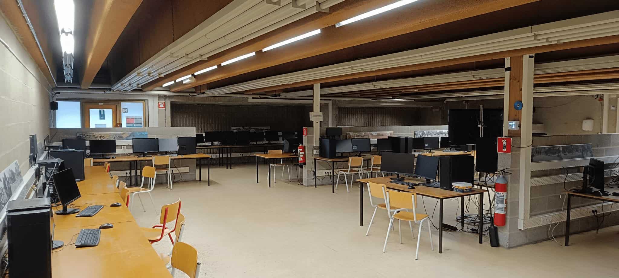 salle de classe chaises jaunes salle moche