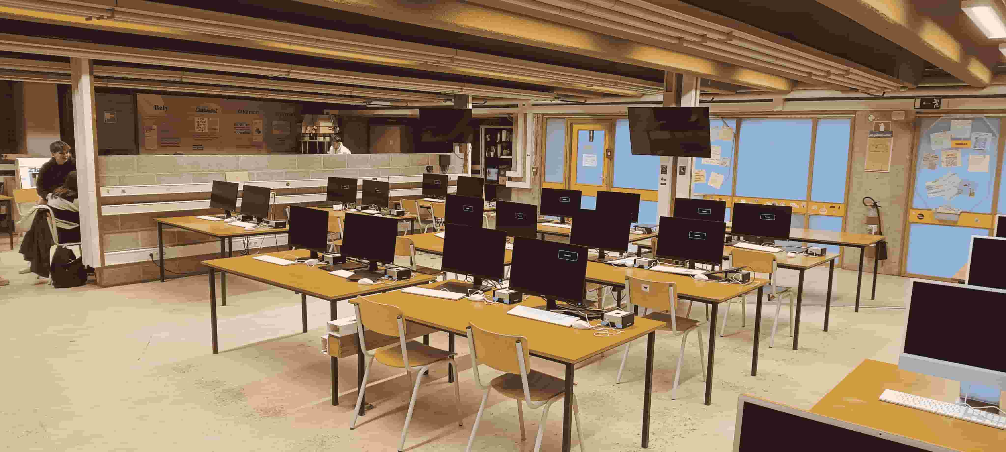 Salle de classe moche avec beaucoup d'ordinateurs