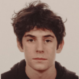 Garçon vue de face regard neutre et cheveux bruns en bataille