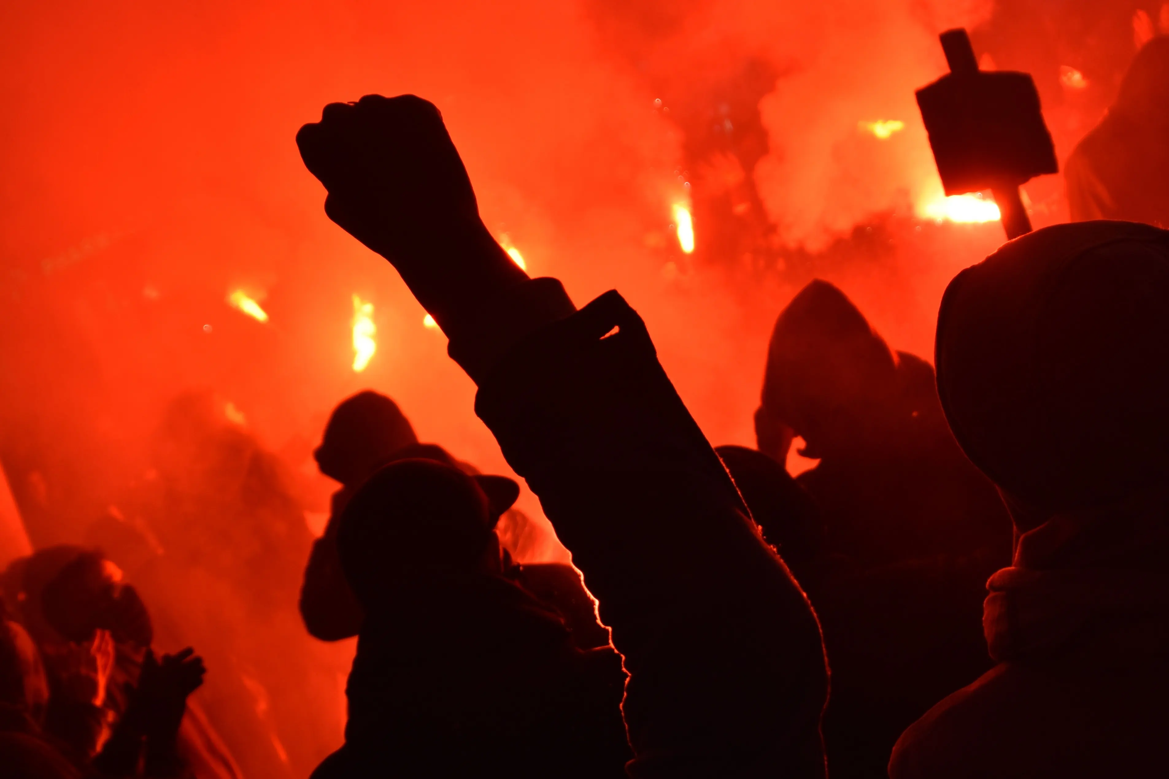 Poing en l'air, image très rouge