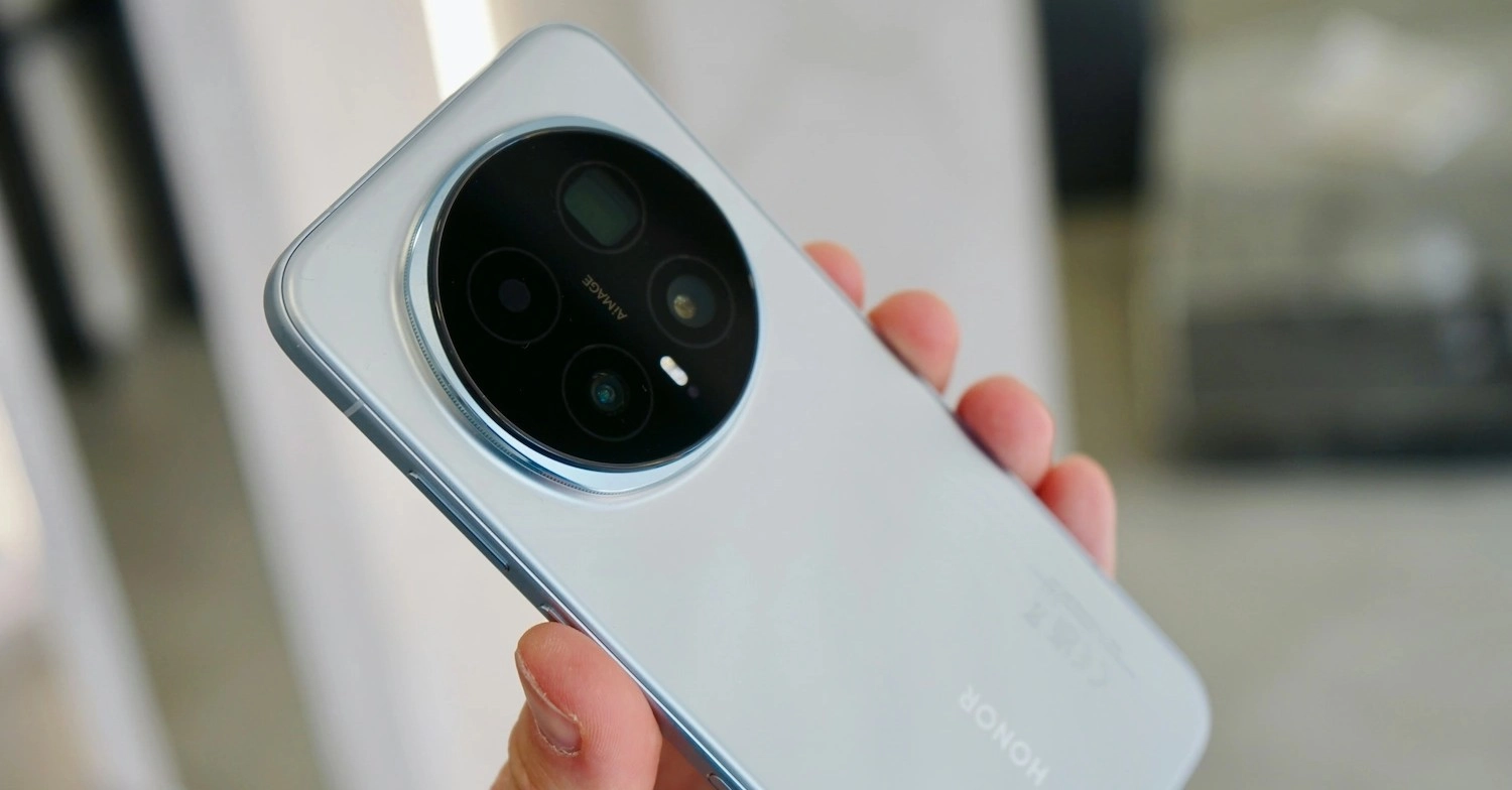 Téléphone blanc avec 4 caméras dessus dans une main