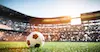Balle de foot dans un stade rempli