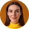 Fille cheveux bruns pull jaune fond brun