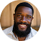 Homme un peu souriant grande barbe noire
