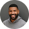 Homme souriant barbe noir sweat capuche