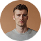 Homme neutre t-shirt blanc fond orange foncé