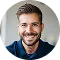 Homme souriant barbe cheveux chatain